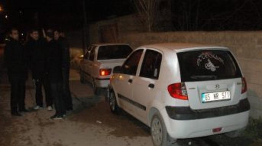 Van'da 2 Ara&ccedil; Kundaklandı