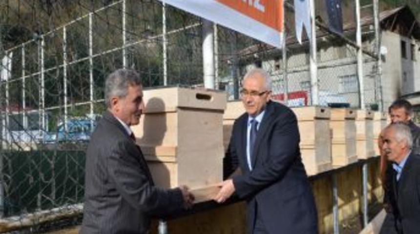 Rize&rsquo;de 30 Arıcıya 600 Kovan Dağıtıldı