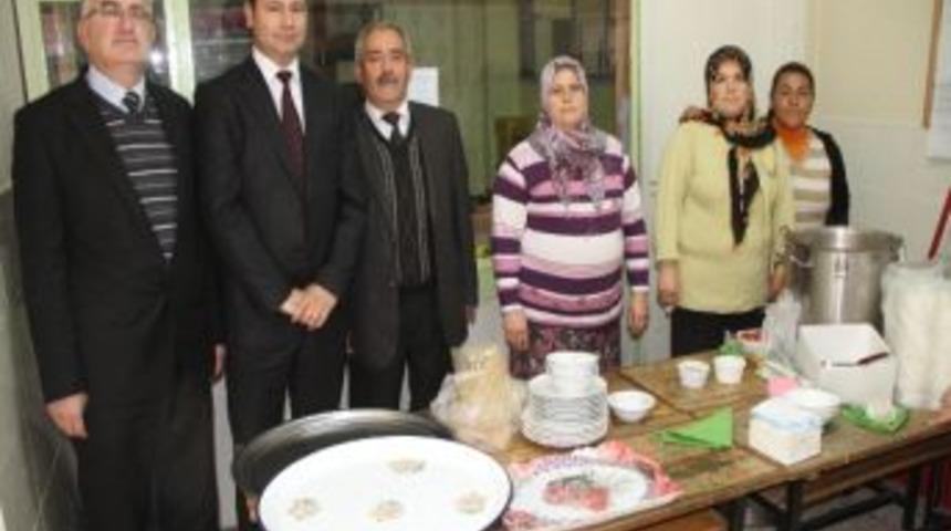 Akhisar'da İlk&ouml;ğretim Okulunda İlk Aşure Heyecanı