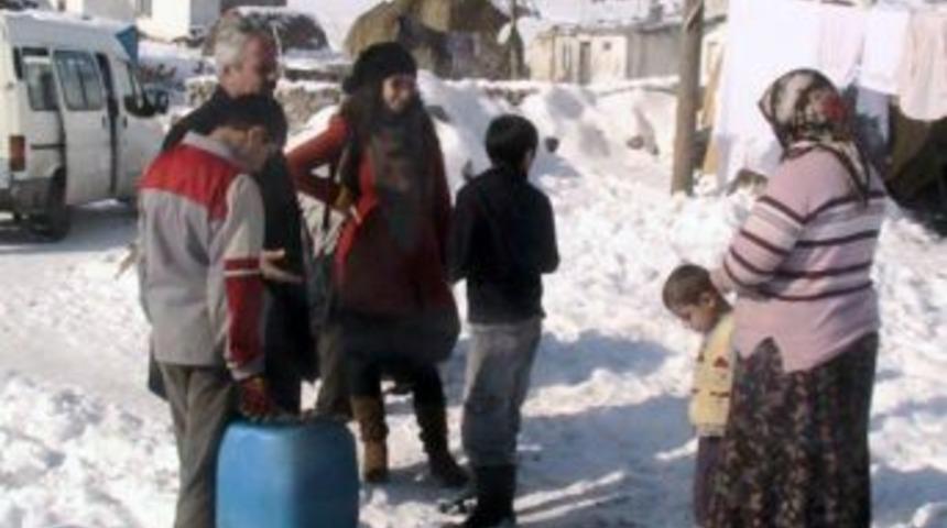 Kar Kış Demeden &Ccedil;ocukları Okullu Yapamaya &Ccedil;alışıyorlar