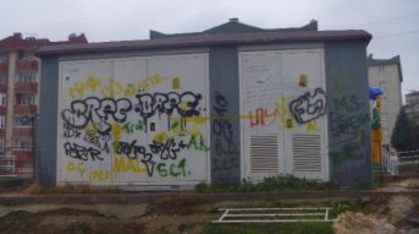 Trafolar Şehir Magandaları Tarafından Kirletiliyor