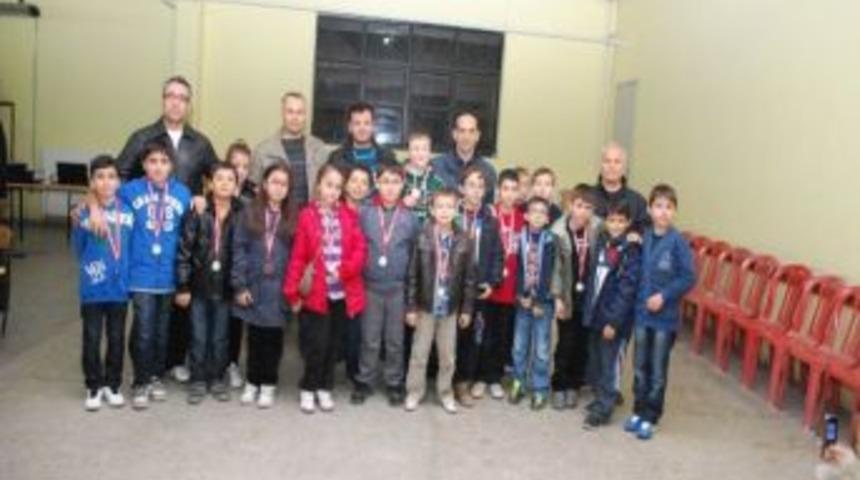 Edremit&rsquo;te Santran&ccedil; Turnuvası Se&ccedil;meleri Heyecan İ&ccedil;inde Ge&ccedil;ti