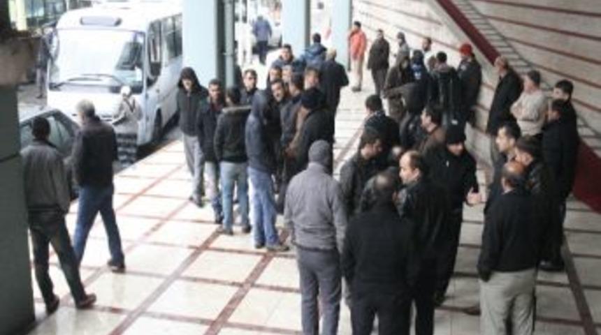 Dolmuş&ccedil;ular Belediye &Ouml;n&uuml;nde Kontak Kapattı