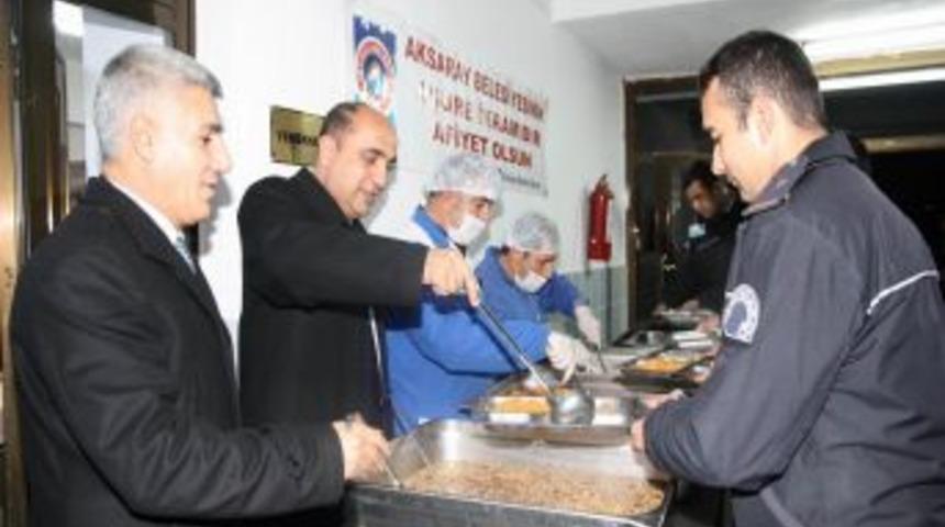 Başkan Nevzat Palta, Polis Okulu &Ouml;ğrencilerine Aşure Ikram Etti