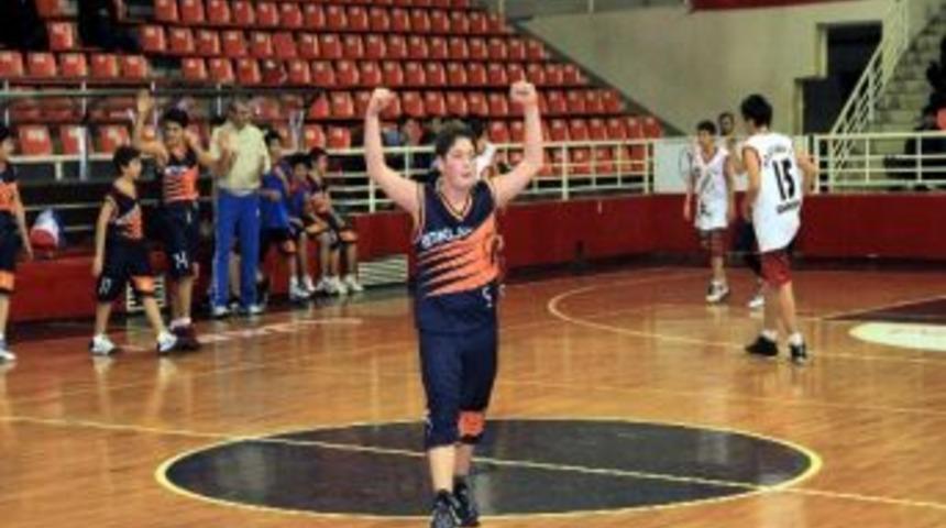 İstiklal Ortaokulu Şampiyon Oldu