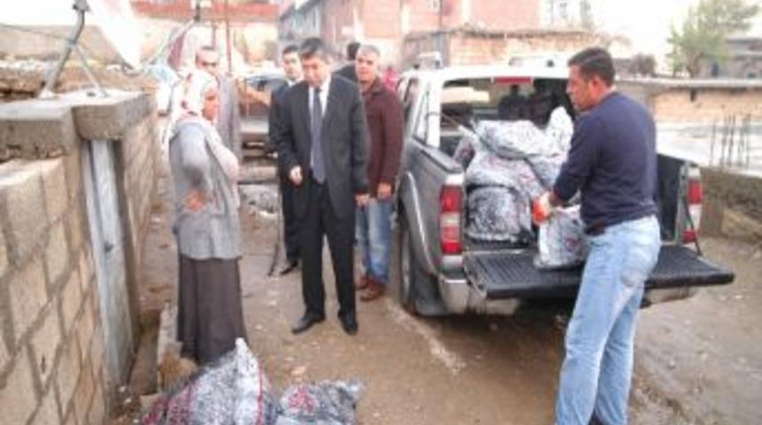 Kaymakam K&ouml;m&uuml;r Dağıttı