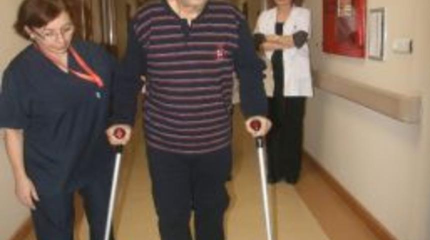 Sedye İle Geldiği Hastaneden Y&uuml;r&uuml;yerek &Ccedil;ıkt