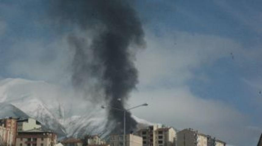 Park Halindeki Ara&ccedil; Yandı, Sahipleri İtfaiye Ekibine Saldırdı