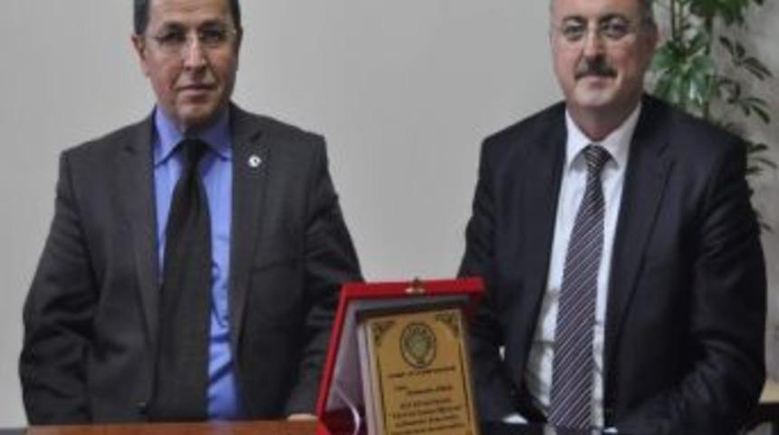 Yılın En &Ccedil;ok Fark Oluşturan Eğitimcisine Plaket