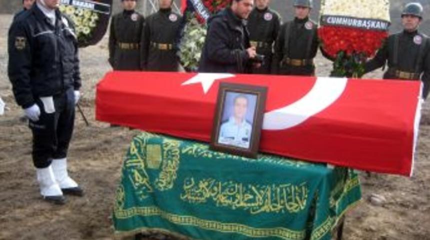 Şehit Polis Memuru Daştan, K&ouml;y&uuml;nde Toprağa Verildi