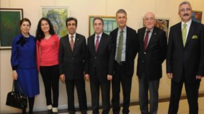 Vali G&uuml;zeloğlu &lsquo;ayak İzi&rsquo; Resim Sergisini Gezdi
