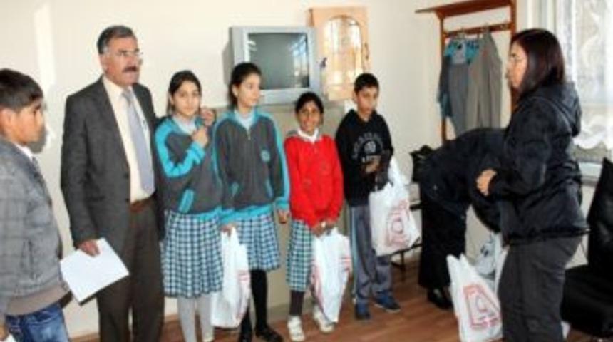 Salihli Kızılay Şubesi&rsquo;nden Ayakkabı Yardımı