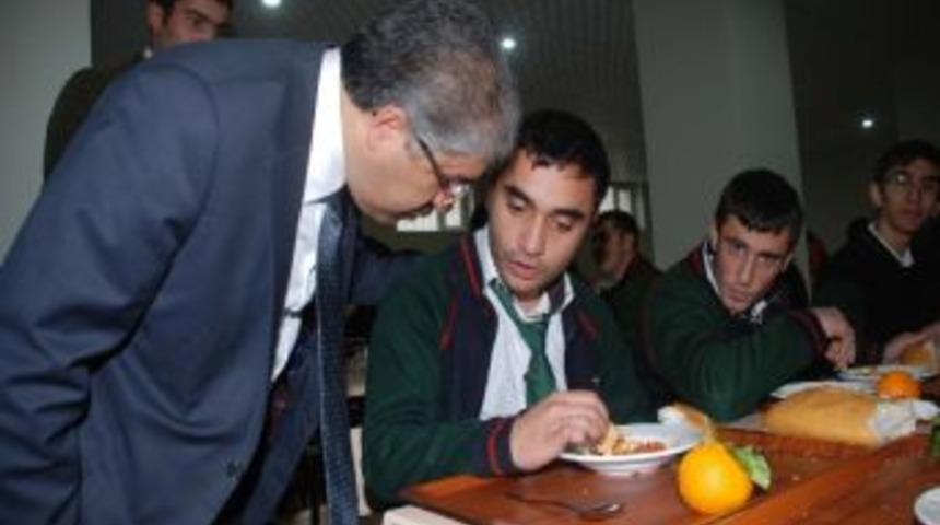 Vali &Ccedil;ınar &Ouml;ğrencilerle Bir Araya Geldi