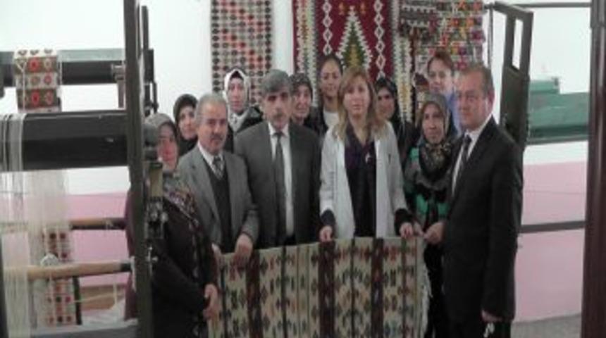 Elmadağ'ın Unutulmaya Y&uuml;z Tutan Cicim Kilimleri Dekoratif Eşya Oldu