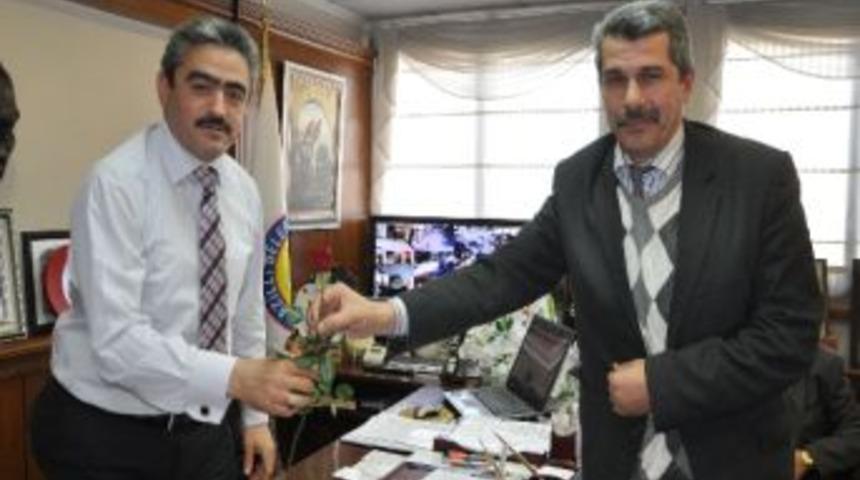 G&uuml;l Hediye Ederek Dostluklarını Pekiştirdiler