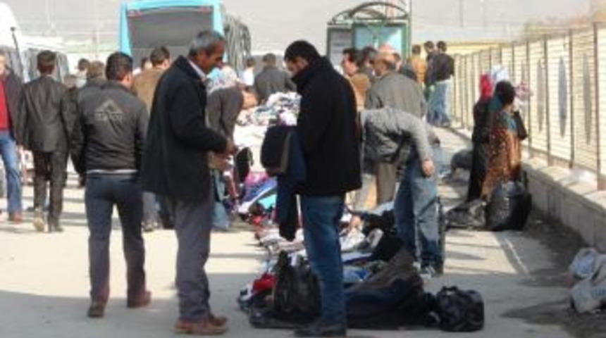 Seyyar Satıcılar Hastane &Ouml;n&uuml;n&uuml; Yine Mesken Tutu