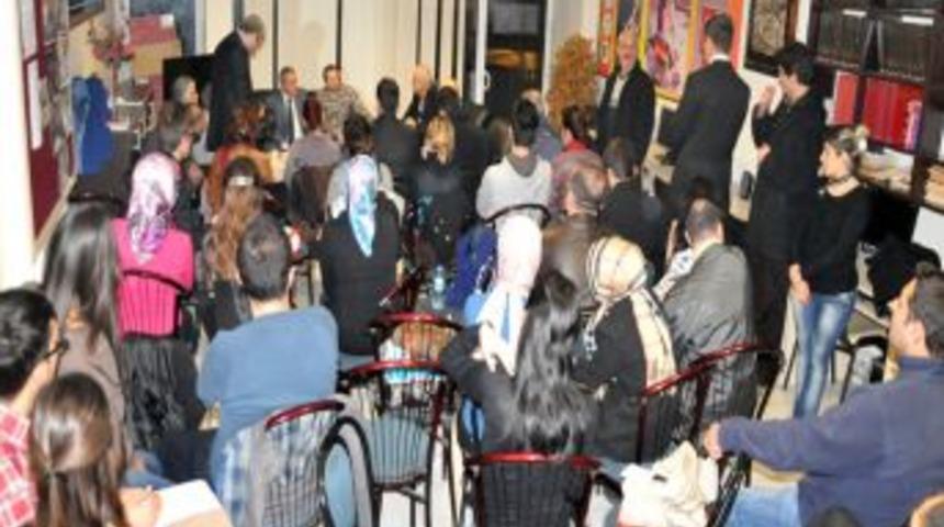 G&ouml;revliler Konuşma Engellilerini Anlamak I&ccedil;in Işaret Dili &Ouml;ğreniyor