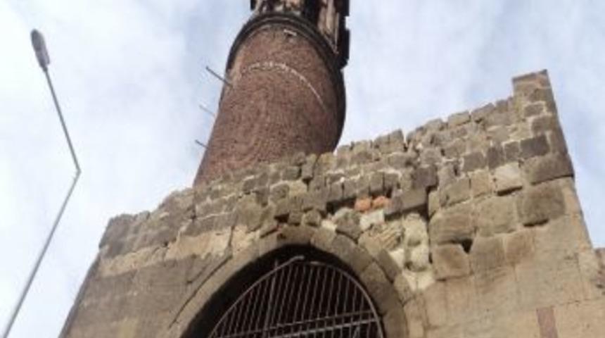 Saat Kulesi Kaderine Terkedildi