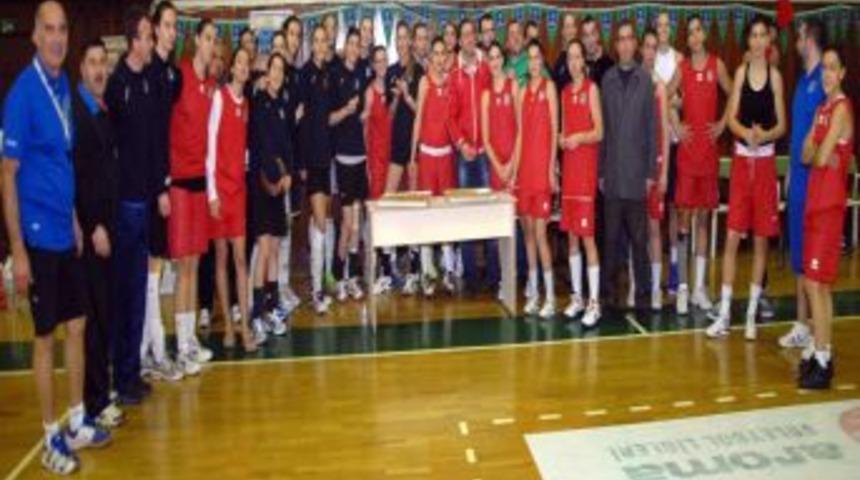 Taraftarlar, Voleybolculara Baklavalı Moral Verdi