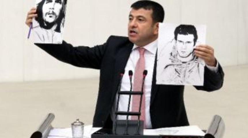 Chp'li Vekil Deniz Gezmiş Ve Che Resimleri İle K&uuml;rs&uuml;de Konuştu