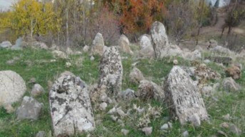 &Uuml;zerinde Değişik Fig&uuml;rler Bulunan Mezar Taşları Merak Uyandırıyor