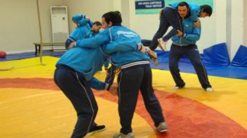 Bursalı Güreşçiler, Türkiye Şampiyonası'nda Iddialı