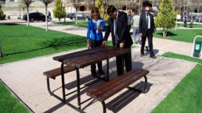 Şehitkamil Belediyesi Parklara Bakım Yapıyor