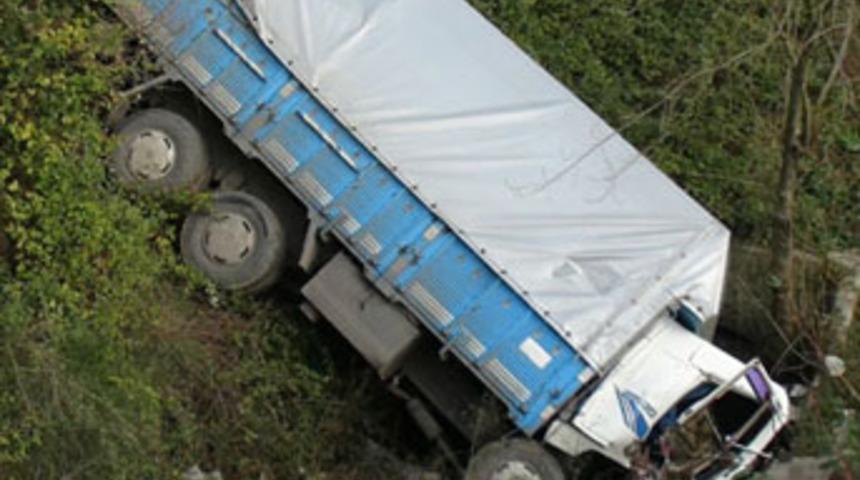 Kamyondan atlayıp canını kurtardı