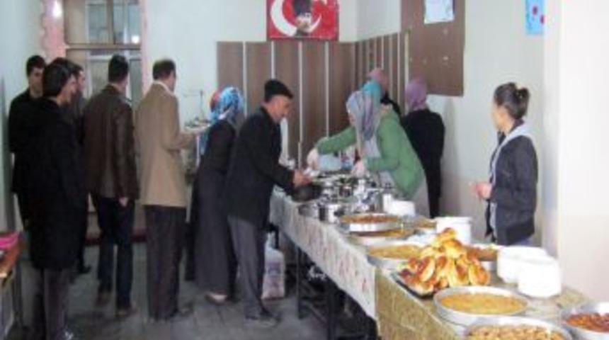 Kelkit&rsquo;te &Ouml;ğrenciler Yararına Kermes A&ccedil;ıldı