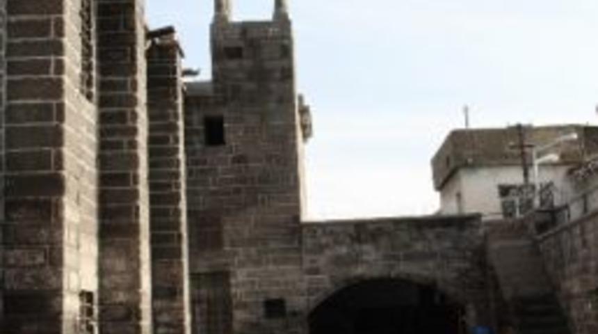 Tarihi Kilisede Eğitim Merkezi A&ccedil;ıldı