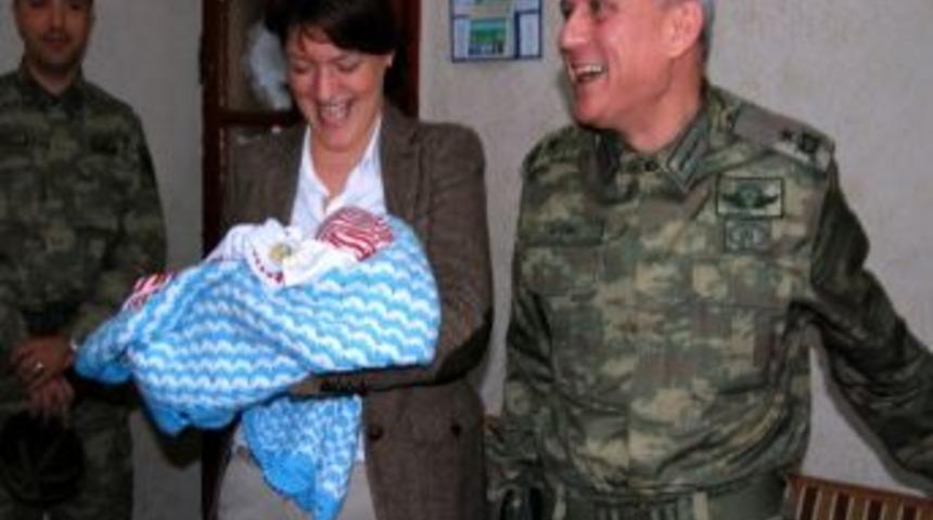 Tuğgeneralden Şehit Bebeğine Altın