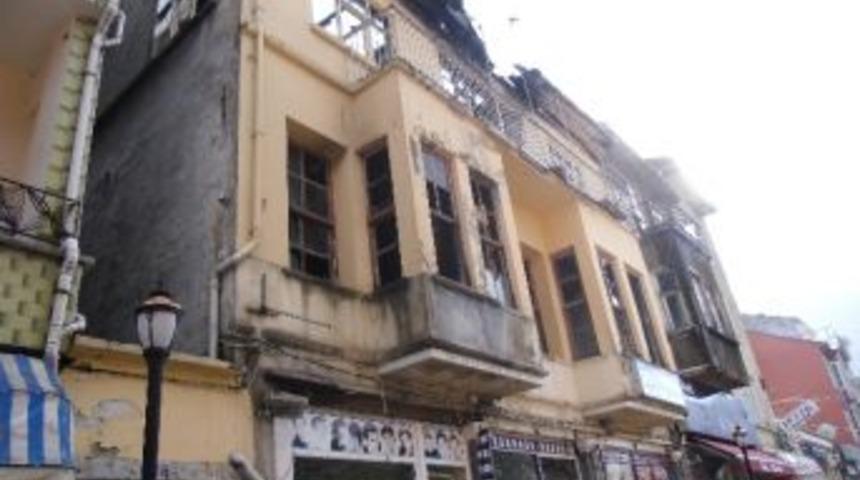 İnebolu&rsquo;da Yanan Ev Tehlike Sa&ccedil;ıyor