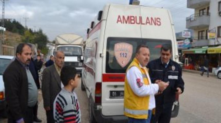 Kozan'da Ambulans Dolmuşla &Ccedil;arpıştı