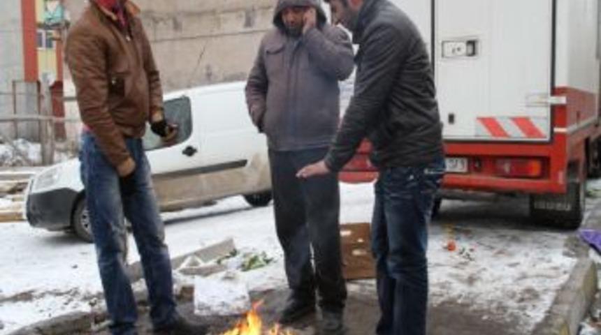 Pazar Esnafı Ateş Yakarak Isınmaya &Ccedil;alışıyor