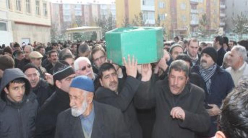 Karla M&uuml;cadele &Ccedil;alışması Sırasında Kazada &Ouml;len Belediye &Ccedil;alışanı Toprağa Verildi