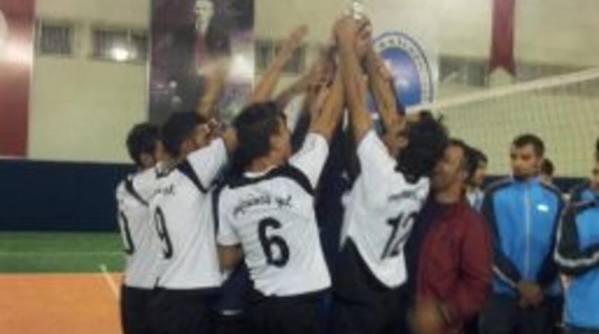 Yy&uuml; Bayan Ve Erkek Voleybol Takımlarından B&uuml;y&uuml;k Başarı