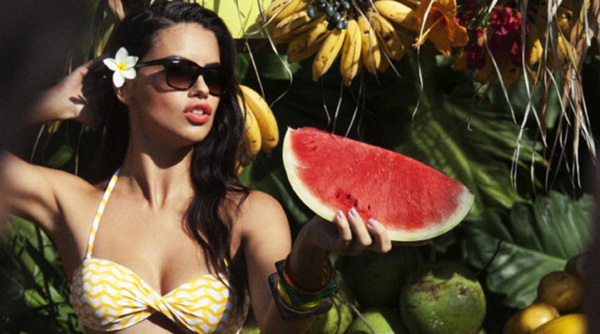 Adriana Lima bu sefer hem tropik hem seksi