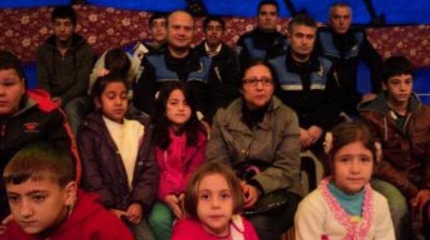 Toplum Polisi &Ccedil;ocukları Sirke G&ouml;t&uuml;rd&uuml;