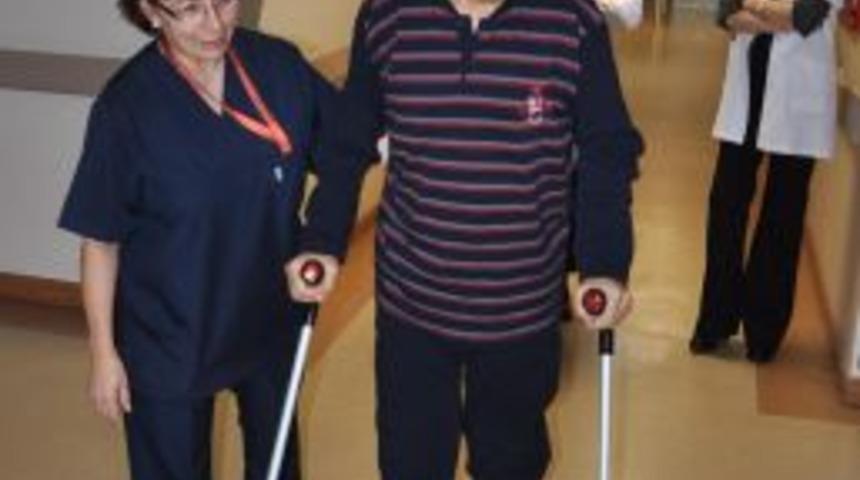 Sedyeyle Geldiği Hastaneden Y&uuml;r&uuml;yerek &Ccedil;ıkacak