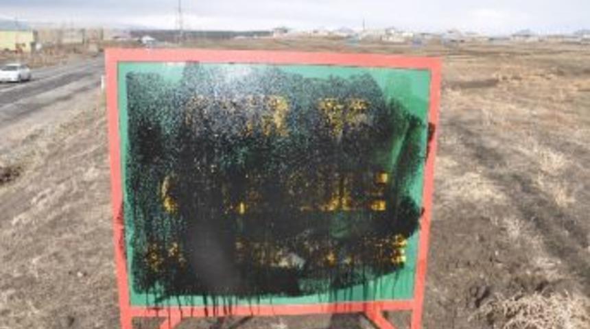 Muş'ta Bir Beldede K&uuml;rt&ccedil;e Tabelalar Siyaha Boyandı