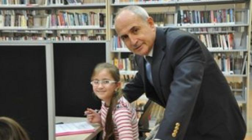 Akg&uuml;n k&uuml;t&uuml;phanede incelemelerde bulundu