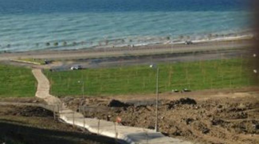 G&uuml;rpınar sahil merdivenleri aydınlatıldı