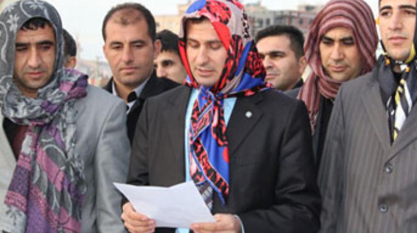 Erkeklerden 'başörtülü' protesto