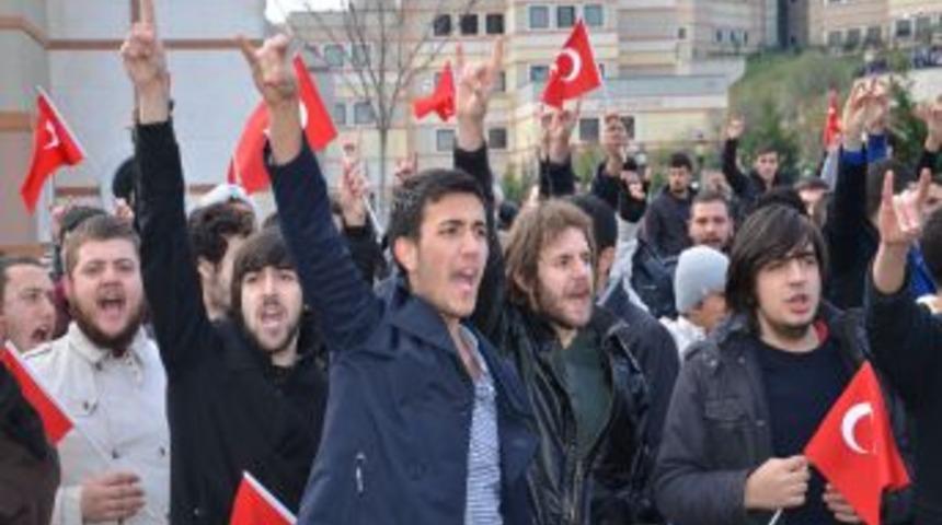 Karşıt G&ouml;r&uuml;şl&uuml; &Ouml;ğrencilerin Eylem Gerginliği