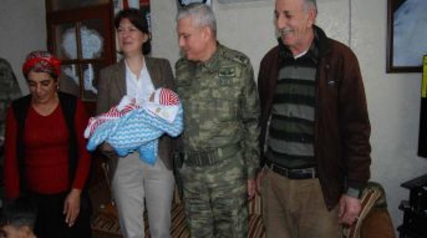 Komutan, Şehit &Ccedil;ocuğuna Altın Taktı