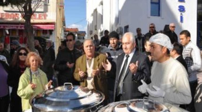 Kuşadası Belediyesi 15 Kazan Aşure Dağıttı