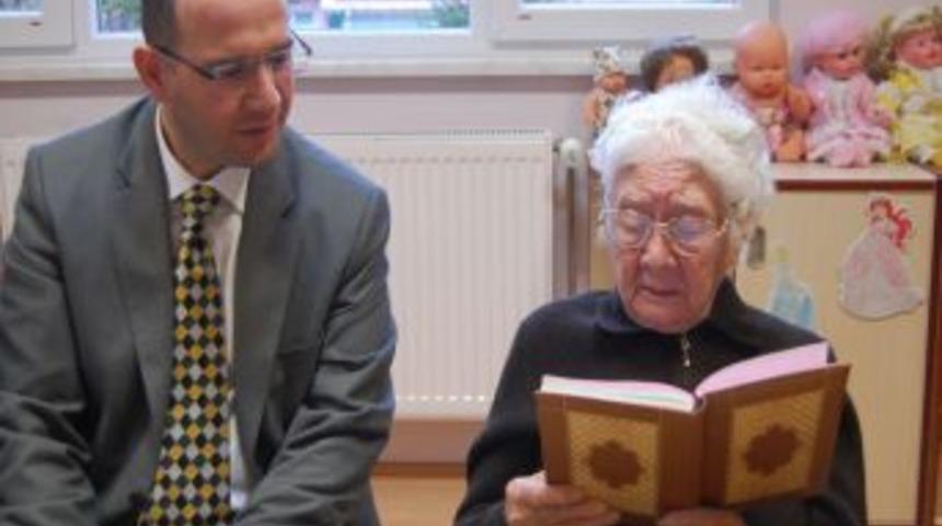 98 Yaşındaki Emekli &Ouml;ğretmen Meslektaşlarıyla Tecr&uuml;besini Paylaştı