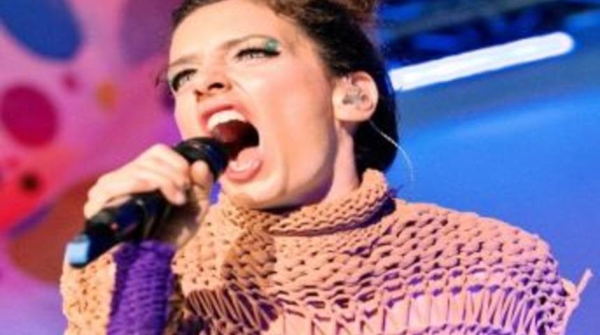 Nil Karaibrahimgil Ameliyat Oldu