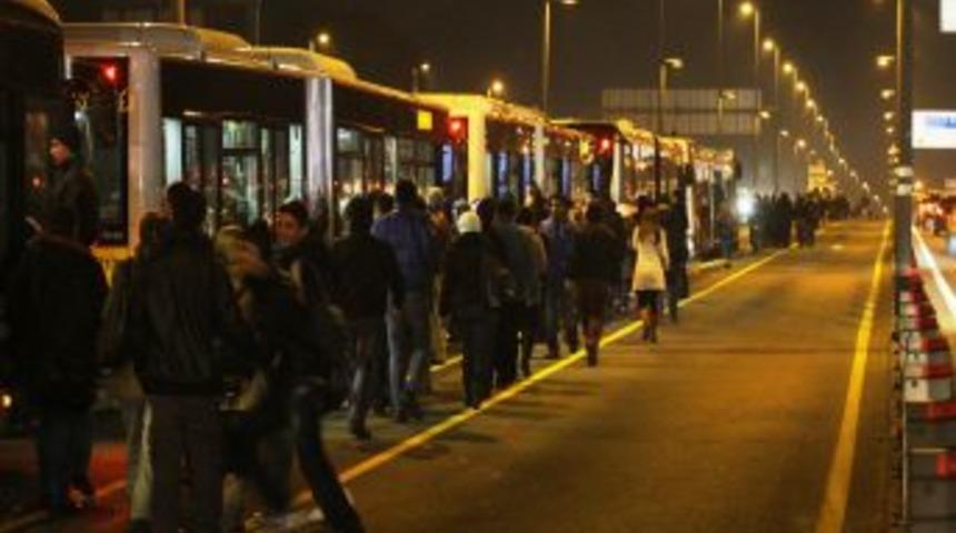 Metrob&uuml;s Bozuldu, Binlerce Insan Yollara D&ouml;k&uuml;ld&uuml;