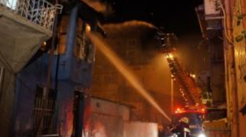 Beyoğlu'nda Yangın: Ahşap Bina Alevlere Teslim Oldu